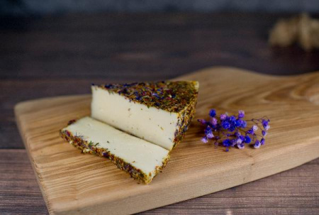 Монкле́р Люмину — сыр полутвёрдый, в обсыпке из трав и лепестков цветов